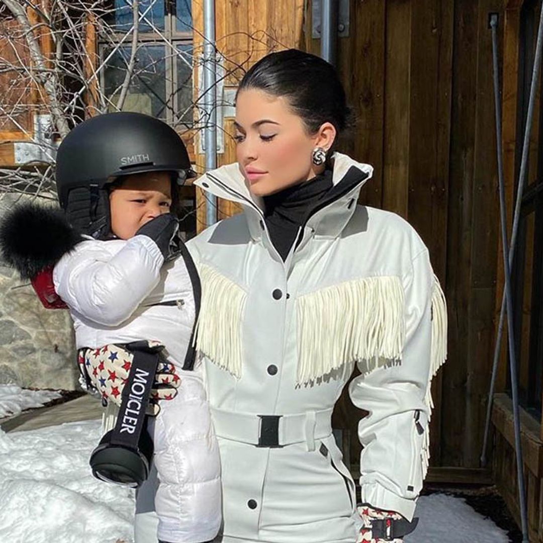 ¡Te vas a derretir! El adorable vídeo de Stormi, la hija de Kylie Jenner, haciendo sus pinitos con el snowboard