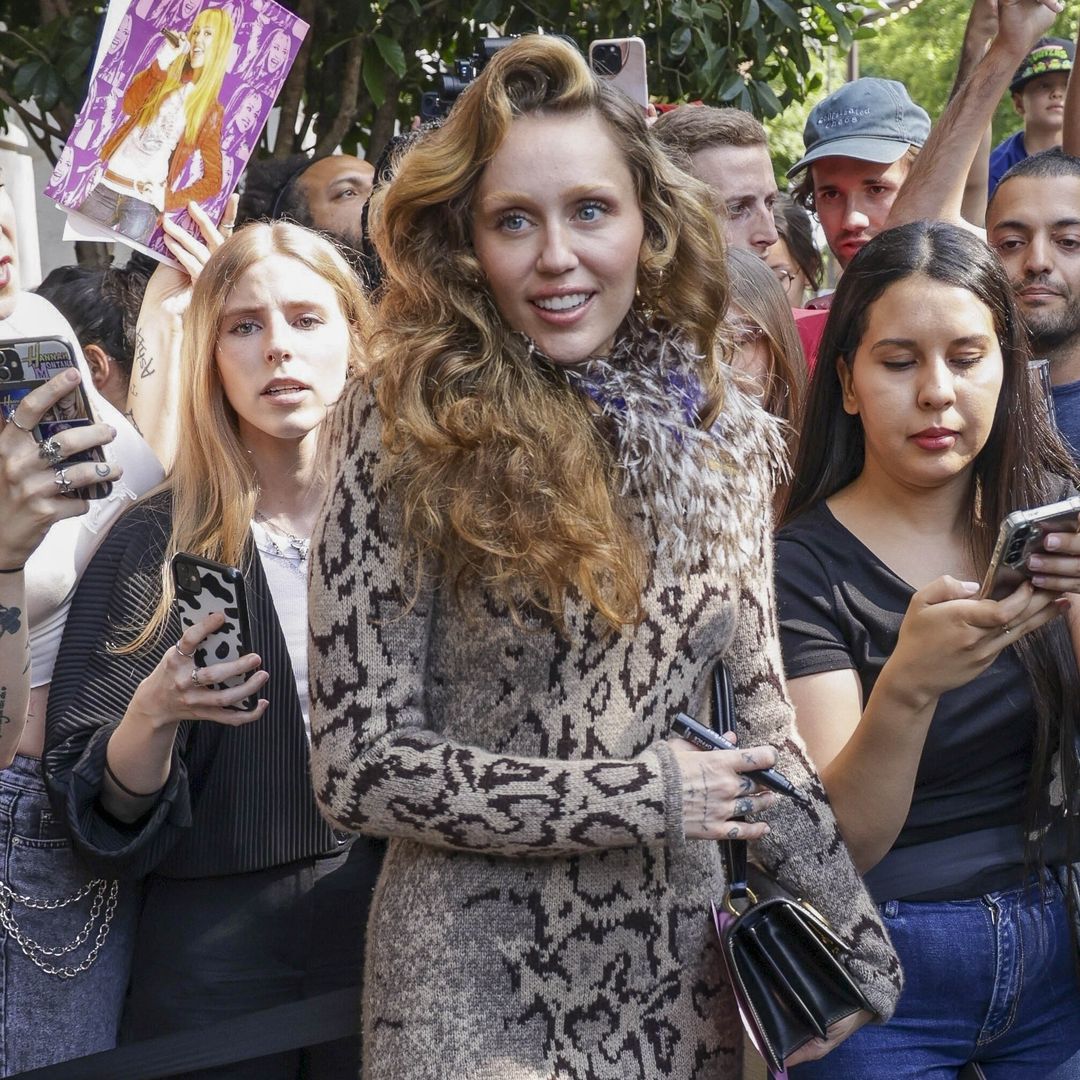 Miley Cyrus regresa a su 'look' sin cejas durante unos días en París