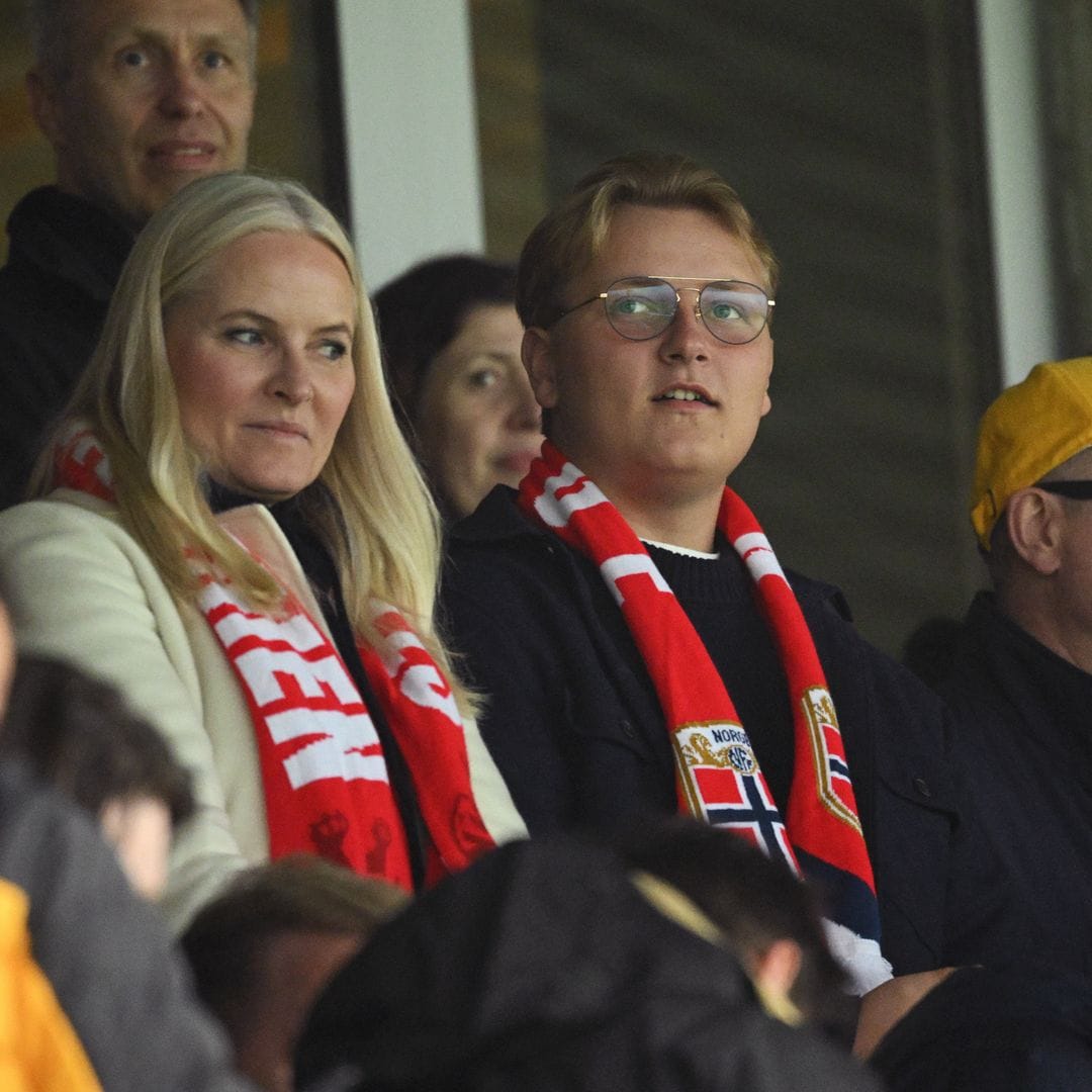 La princesa Mette-Marit disfruta de un plan familiar y se lleva a su hijo Sverre al fútbol 