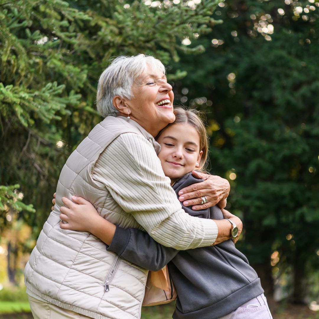 Qué dice la psicología sobre el papel del "abuelo refugio" como salvavidas emocional para muchos niños y adolescentes