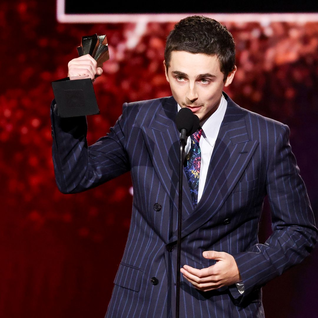Timothée recibiendo su premio a "Mejor Actor"