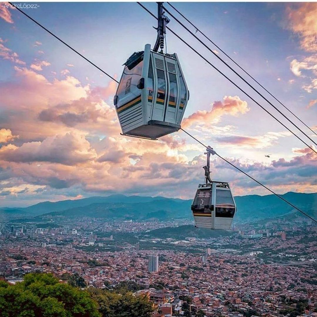 Las cabinas del Metrocable permiten desplazarse hacia las zonas más elevadas de la ciudad, Medellín, Colombia