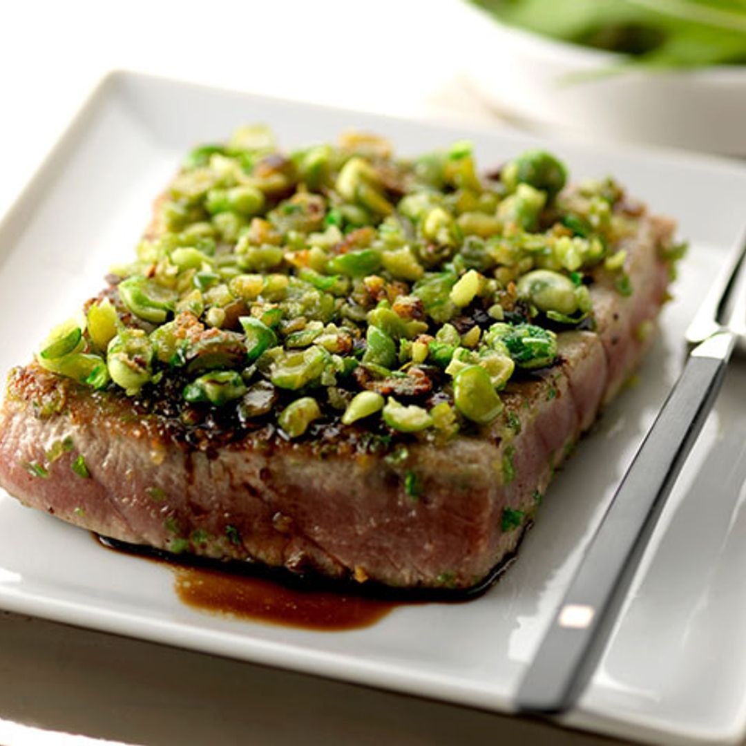 Atún con costra de guisantes al wasabi, pistachos y salsa de soja