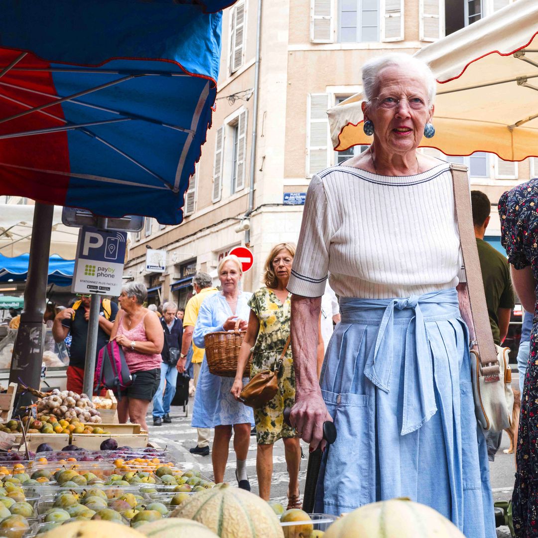 La cesta de la compra de la reina Margarita en su visita al tradicional mercado de Cahors donde veranea