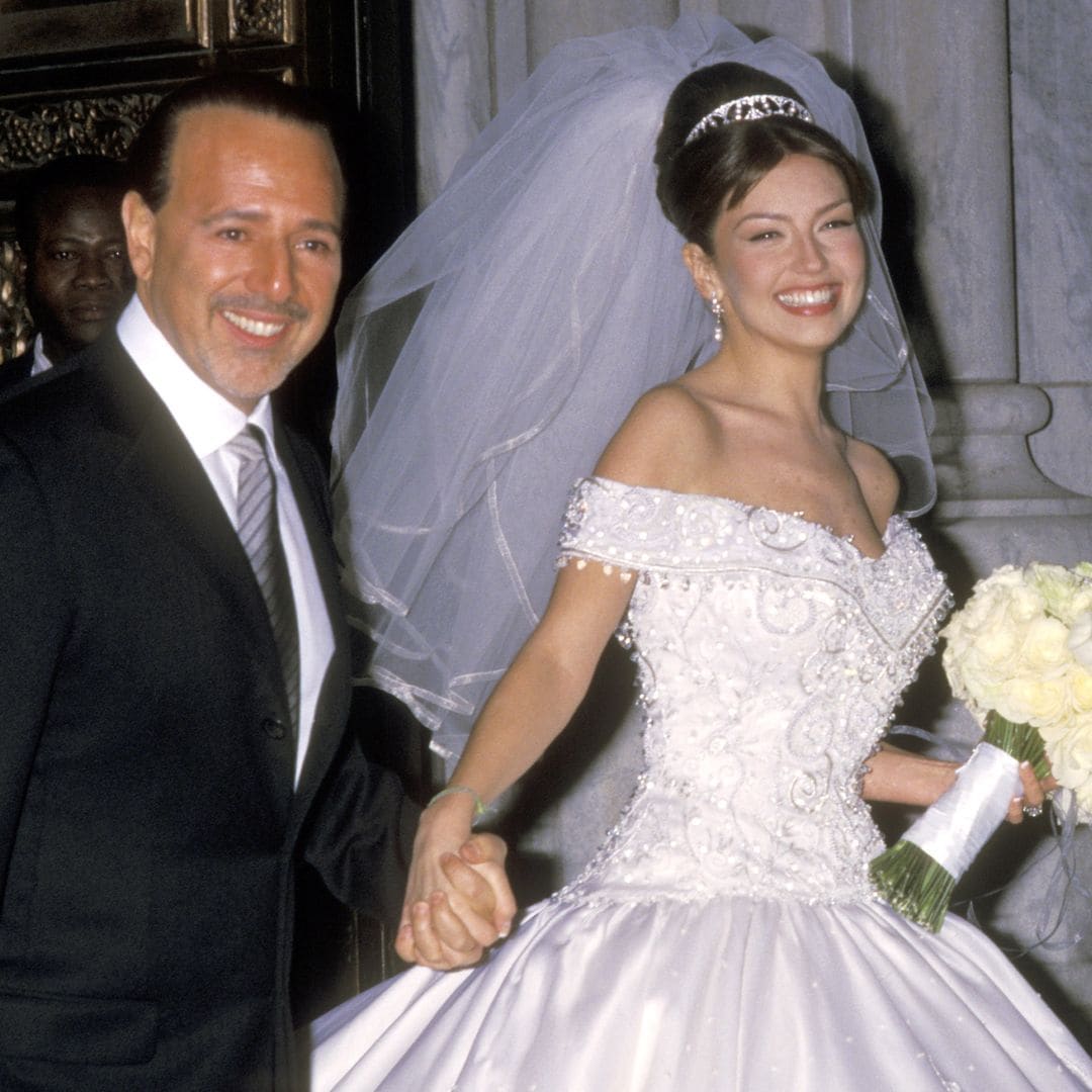 El vestido de novia de Thalía en cifras: 17 metros de cola, 70 kilos de peso y miles de cristales bordados