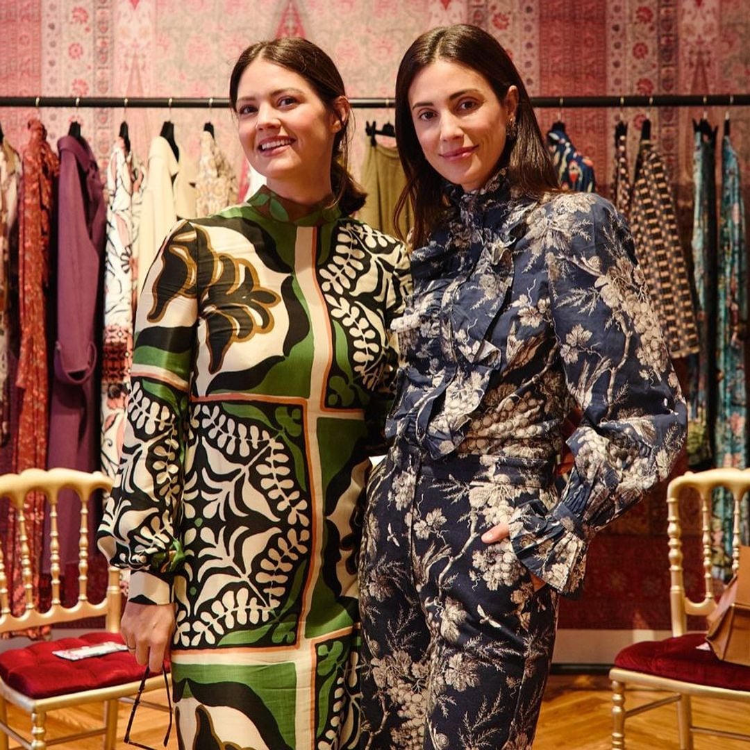 Isabelle Junot y Sassa de Osma con vestido estampado