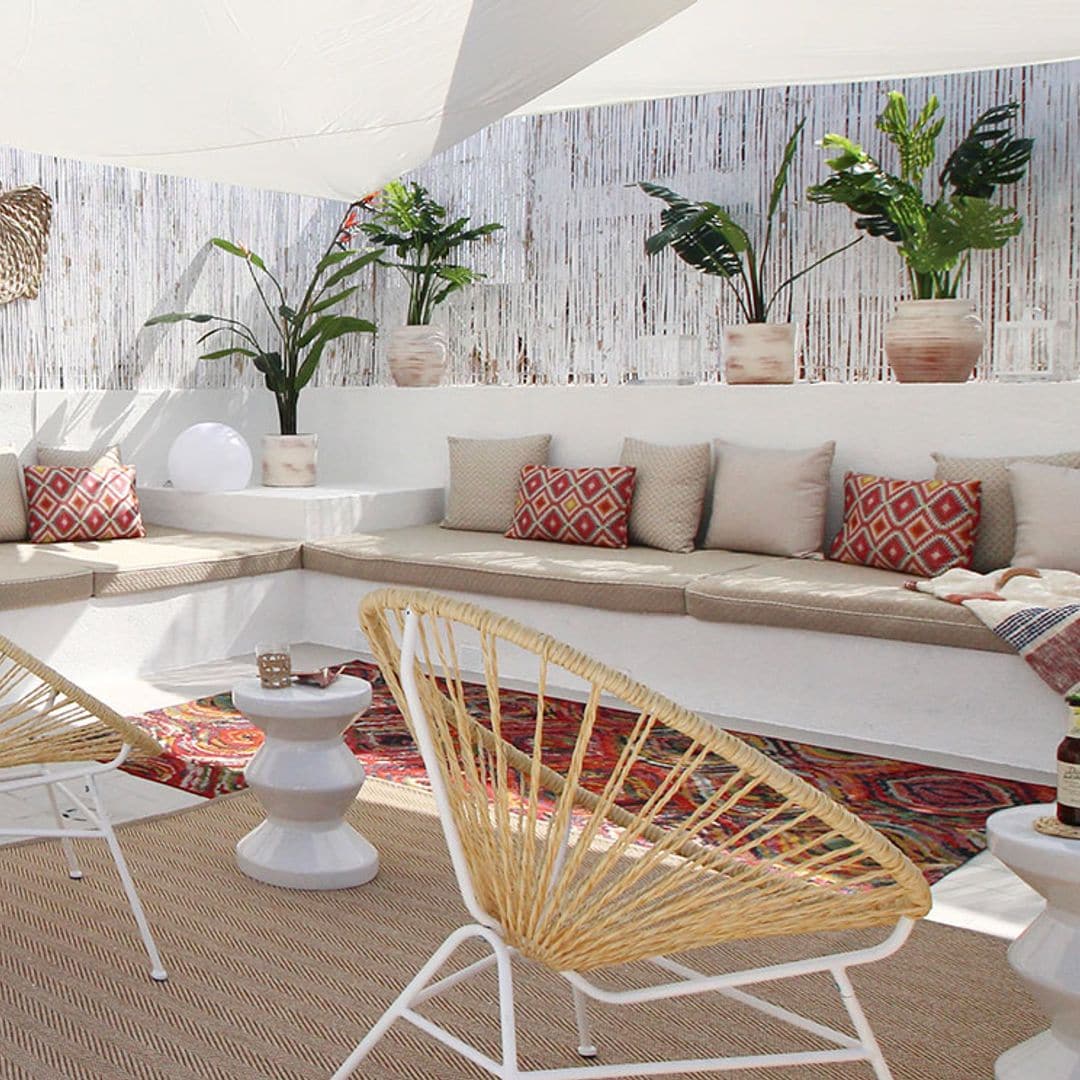 Así era y ahora es una terraza de ático decorada con varios ambientes veraniegos