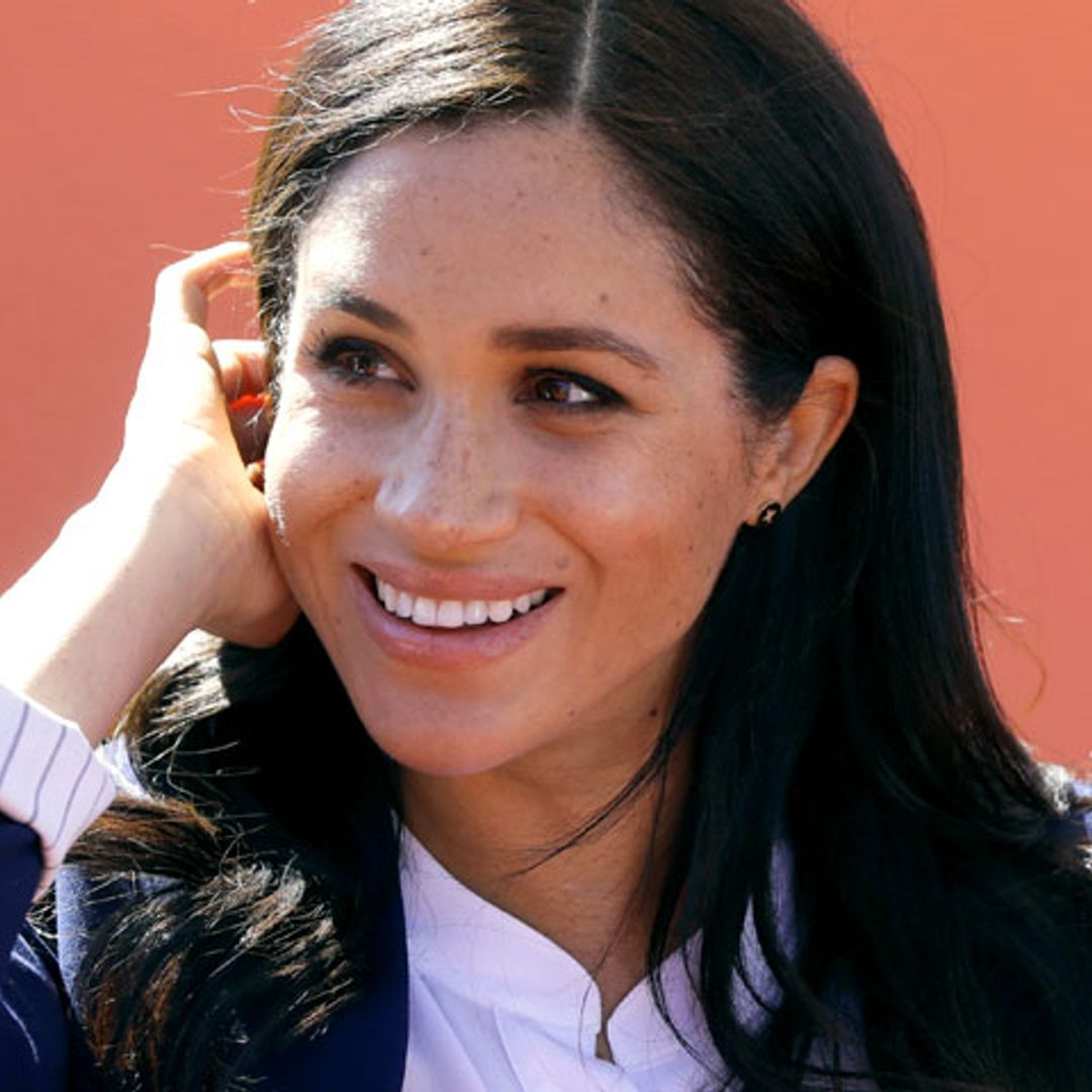 El look de trabajo con vaqueros de Meghan para desvelar sus primeras creaciones de moda