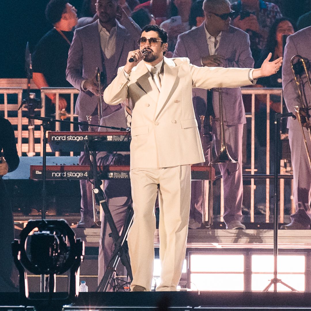 Bad Bunny rinde un emotivo homenaje póstumo a Willie Colón durante su show en Brasil
