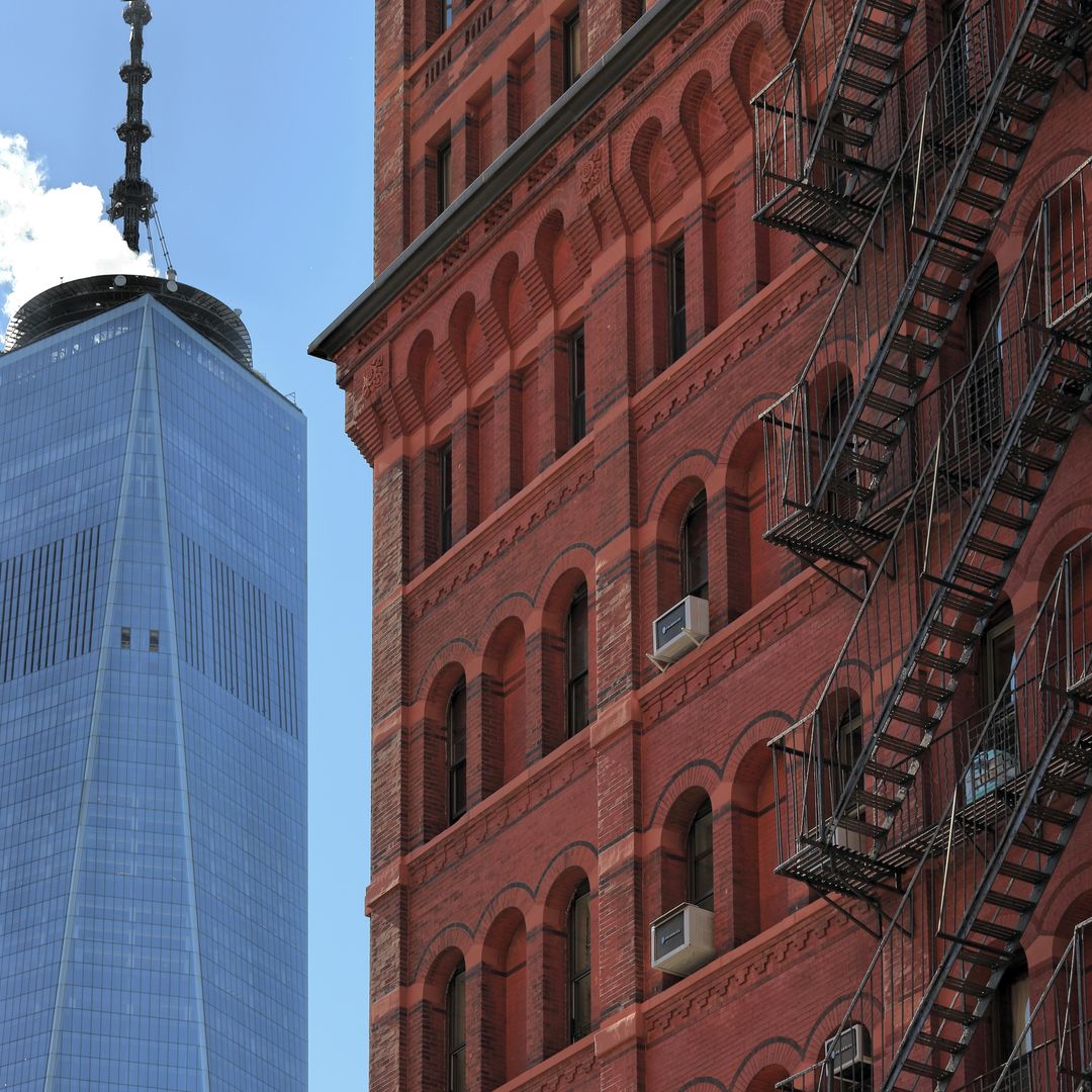 Constraste entre arquitectura moderna e industrial en TriBeCa, Nueva York