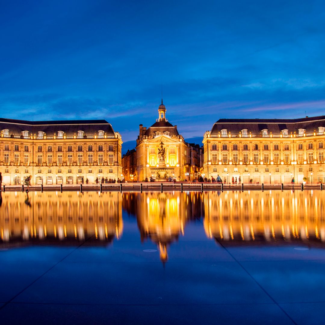 Plaza de la Bolsa en Burdeos y Espejo del Agua, Francia