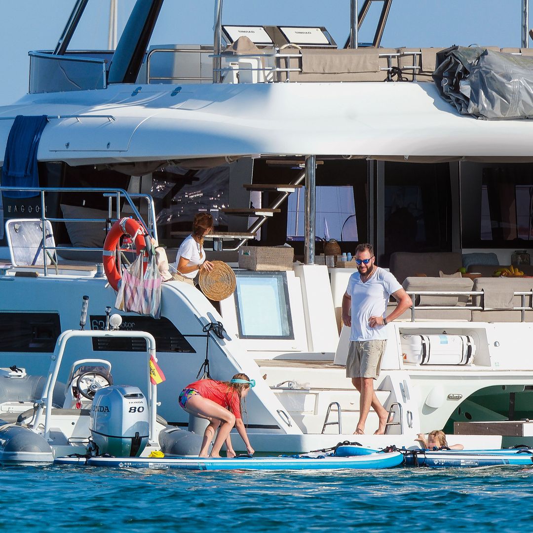 El matrimonio disfruta de sus vacaciones junto a sus cinco hijos, que están muy mayores. Sacha (17 años); Eric cumple 15, en agosto; Enzo (12), Kala (10) y la pequeña India (4)