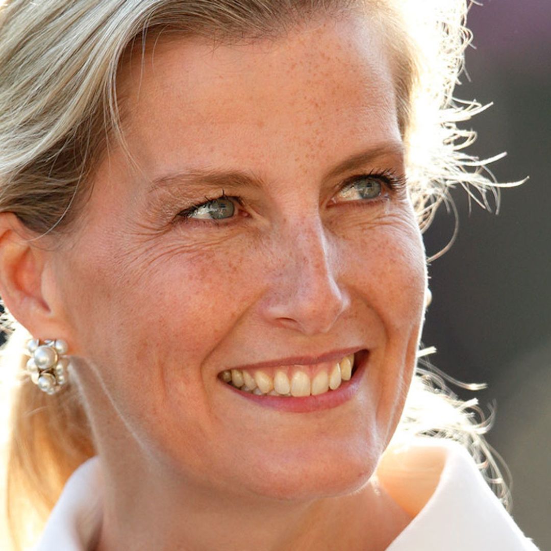 La Condesa de Wessex hace historia posando durante una sesión en vivo de escultura por una buena causa, muy vinculada a su hija