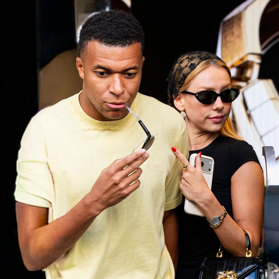 EN VÍDEO. La cita de amor y lujo de Ester Expósito y Mbappé en París, entre diamantes y joyas en una tarde de compras