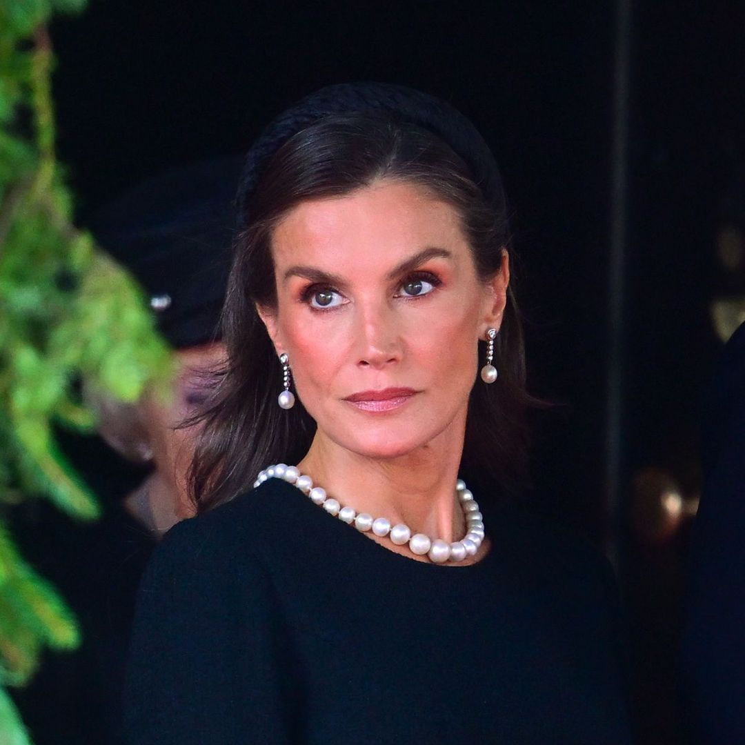 Qué significa la frase del libro que está leyendo la Reina Letizia: "La felicidad se encuentra a menudo en la anticipación y el recuerdo"