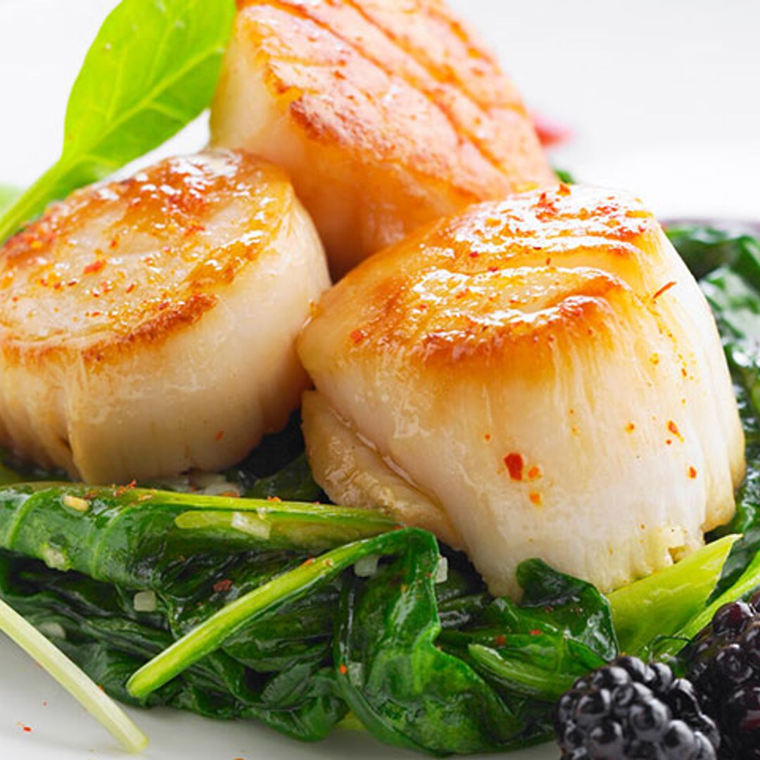 Vieiras con espinacas, arroz y salsa de moras