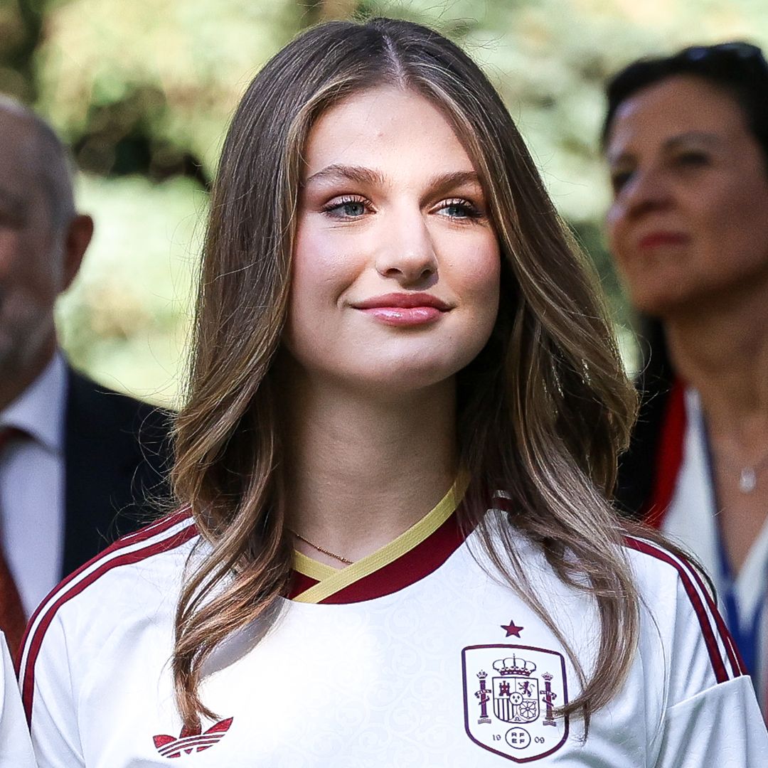 La princesa Leonor se reúne con la Selección española tras ganar el Mundial con la equipación oficial