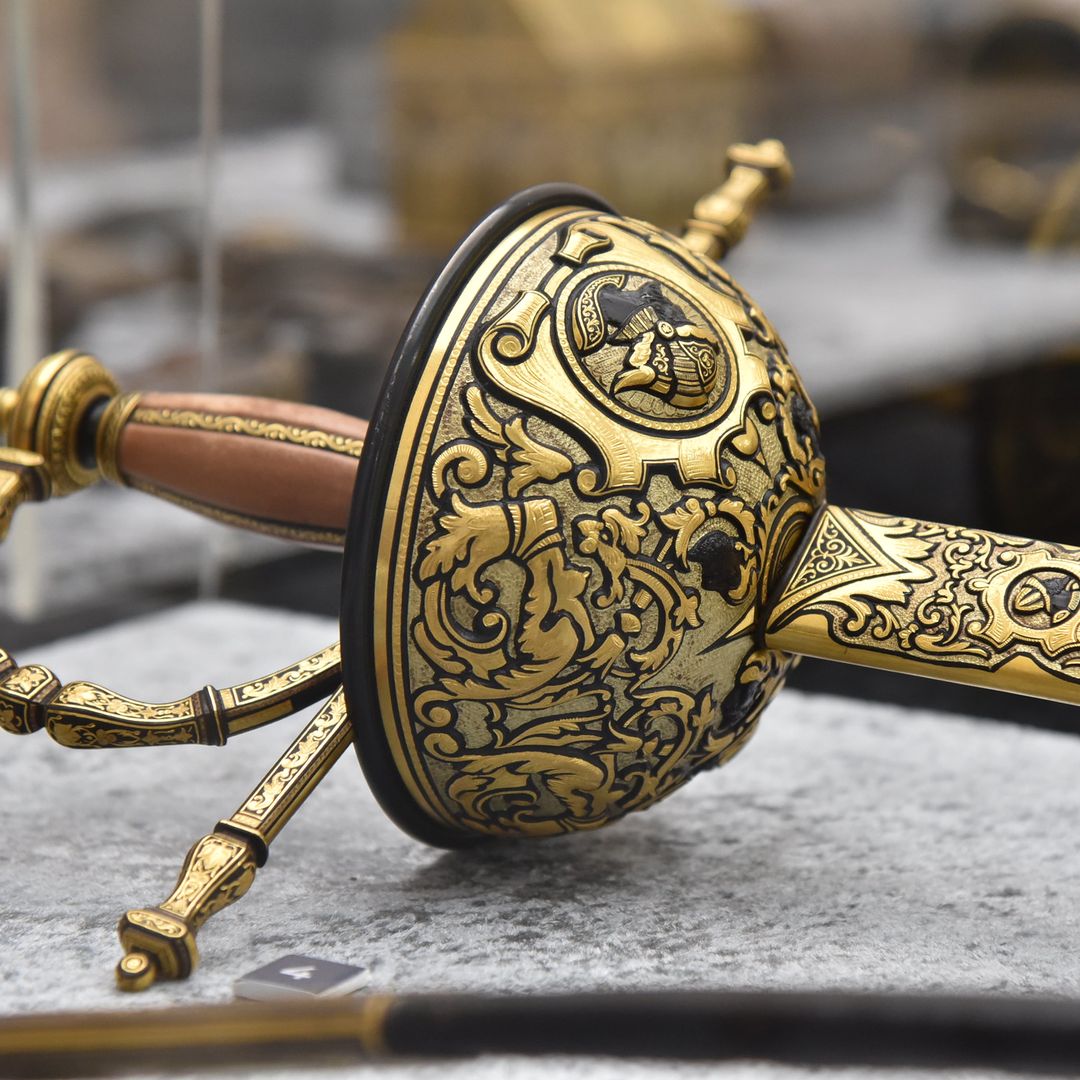 Espada donde contemplar el arte decorativo del damasquinado en la exposición de Toledo situada en la mezquita de las Tornerías