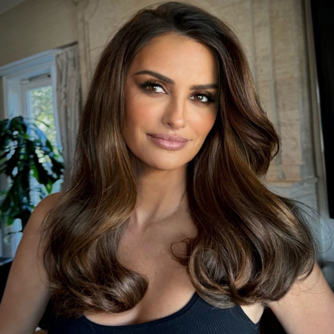 Penélope Cruz estrena las mechas "caramel flan": "Es un tono pensado para mujeres que quieren un cambio visible"
