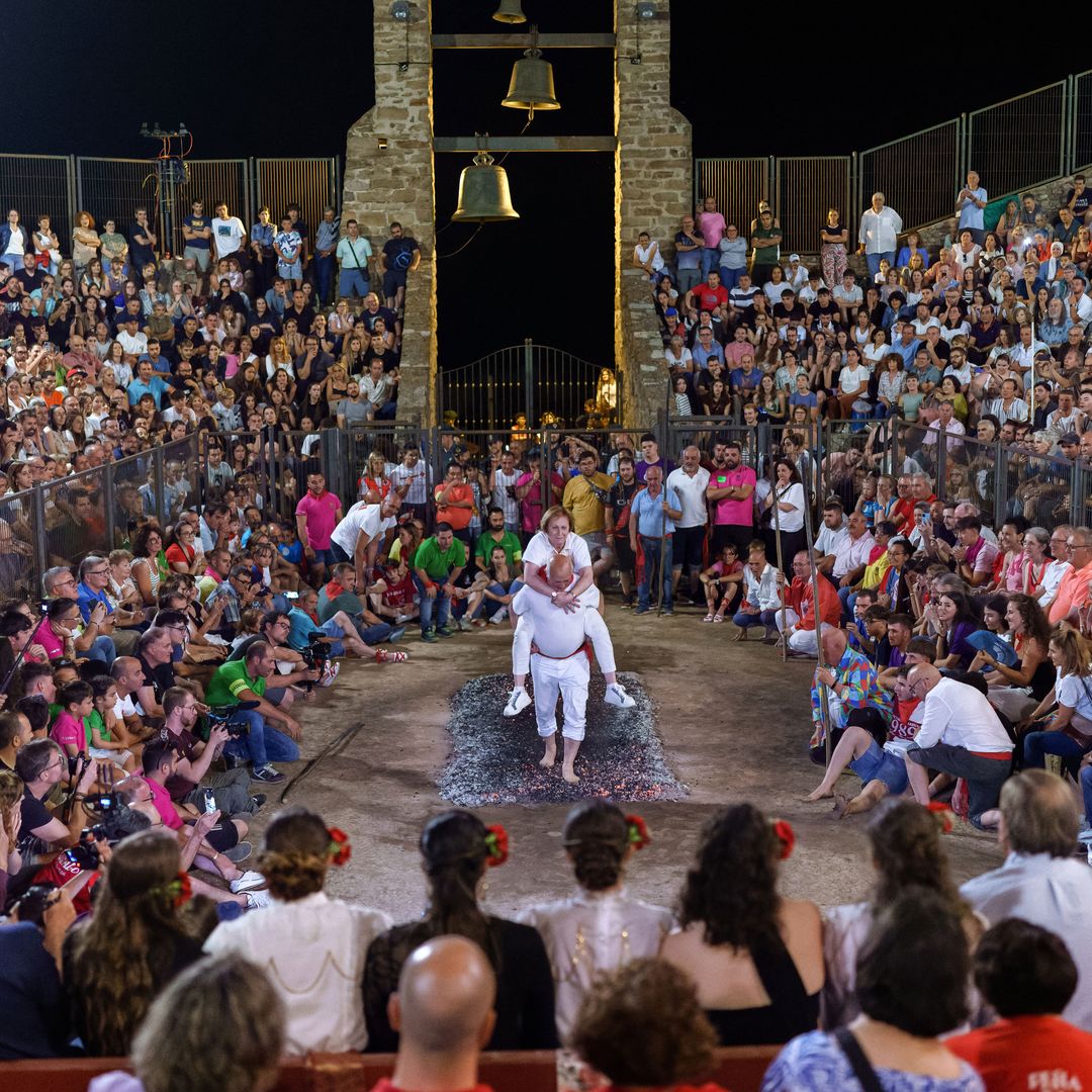 Celebración de San Juan en San Pedro Manrique con el Paso del Fuego, en Soria