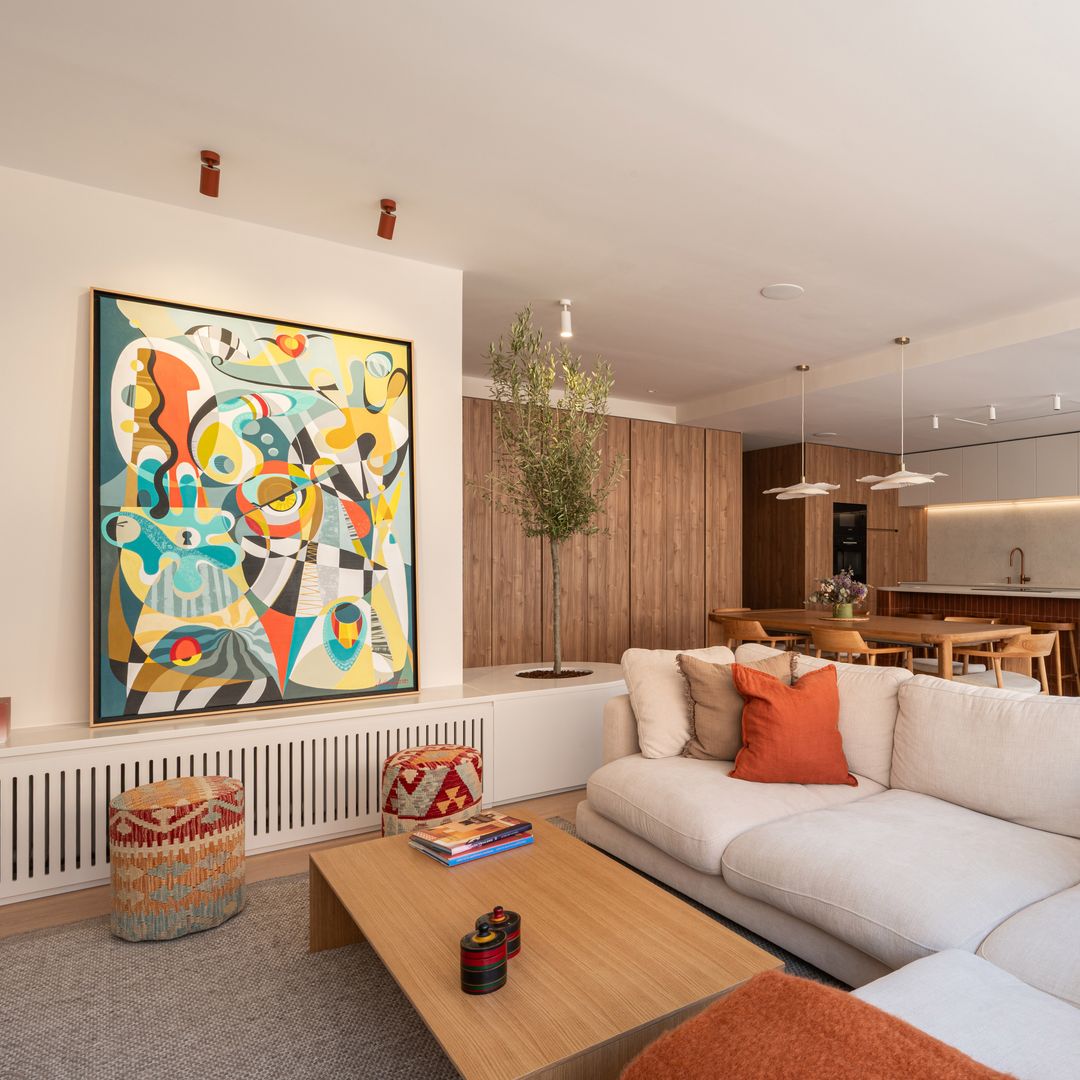 Tres expertos revelan las claves para decorar con arte: "Una obra abstracta puede funcionar muy bien en una casa clásica, minimalista, rústica o muy contemporánea"