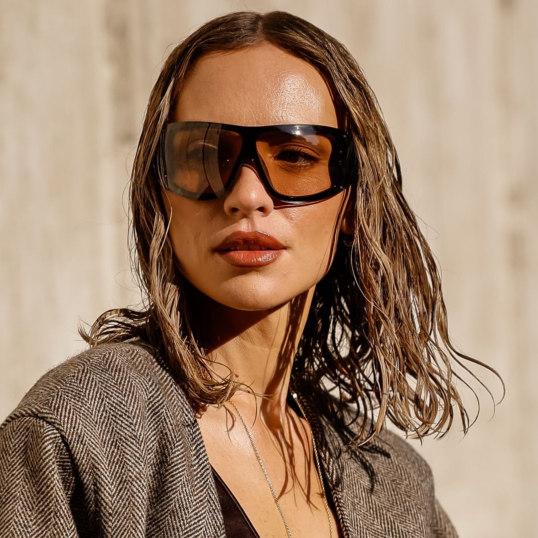 Viky Rader en la Semana de la Moda de Milán con pelo efecto mojado, gafas de sol y conjunto gris