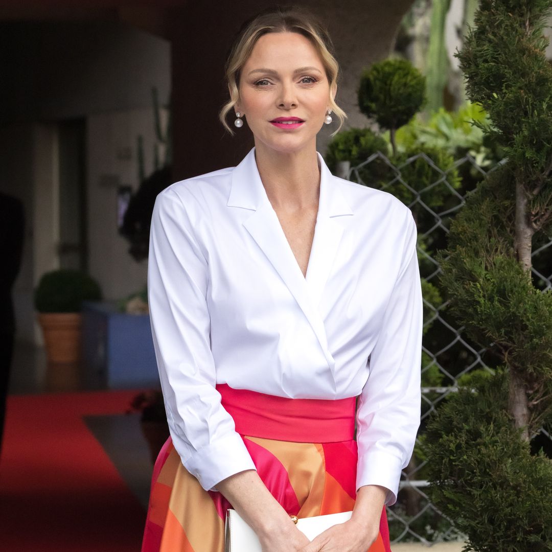Charlene de Mónaco estrena en la Fórmula E una falda de rayas perfecta para sus complementos de lujo