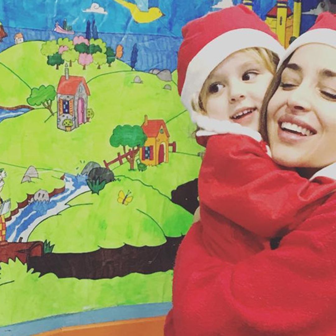 ¡Dos tiernas Mamá Noel y mucho arte! así vive la hija de Lorena Van Heerde su primera fiesta de Navidad