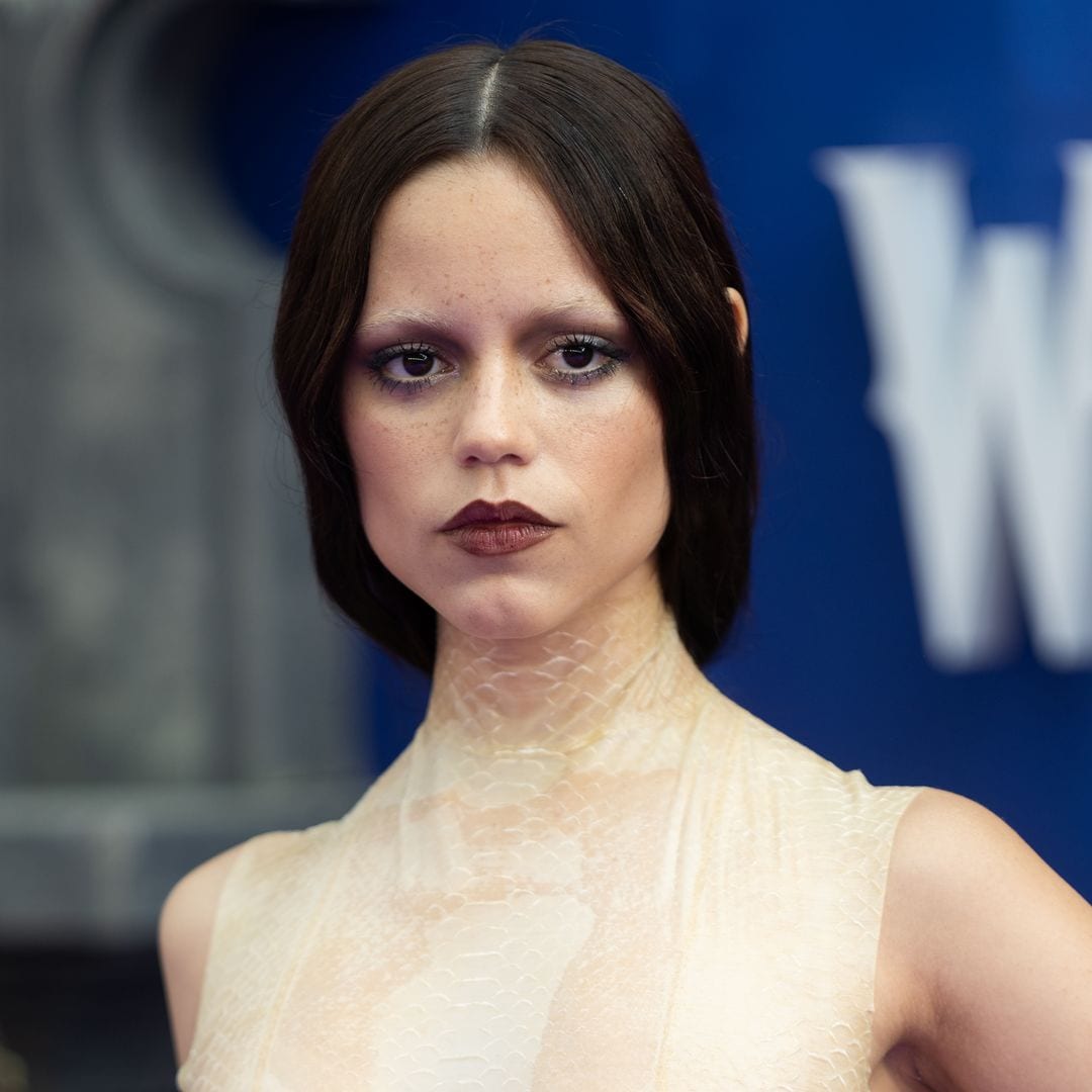 Jenna Ortega se suma al furor de las cejas decoloradas con un 'beauty look' irreconocible