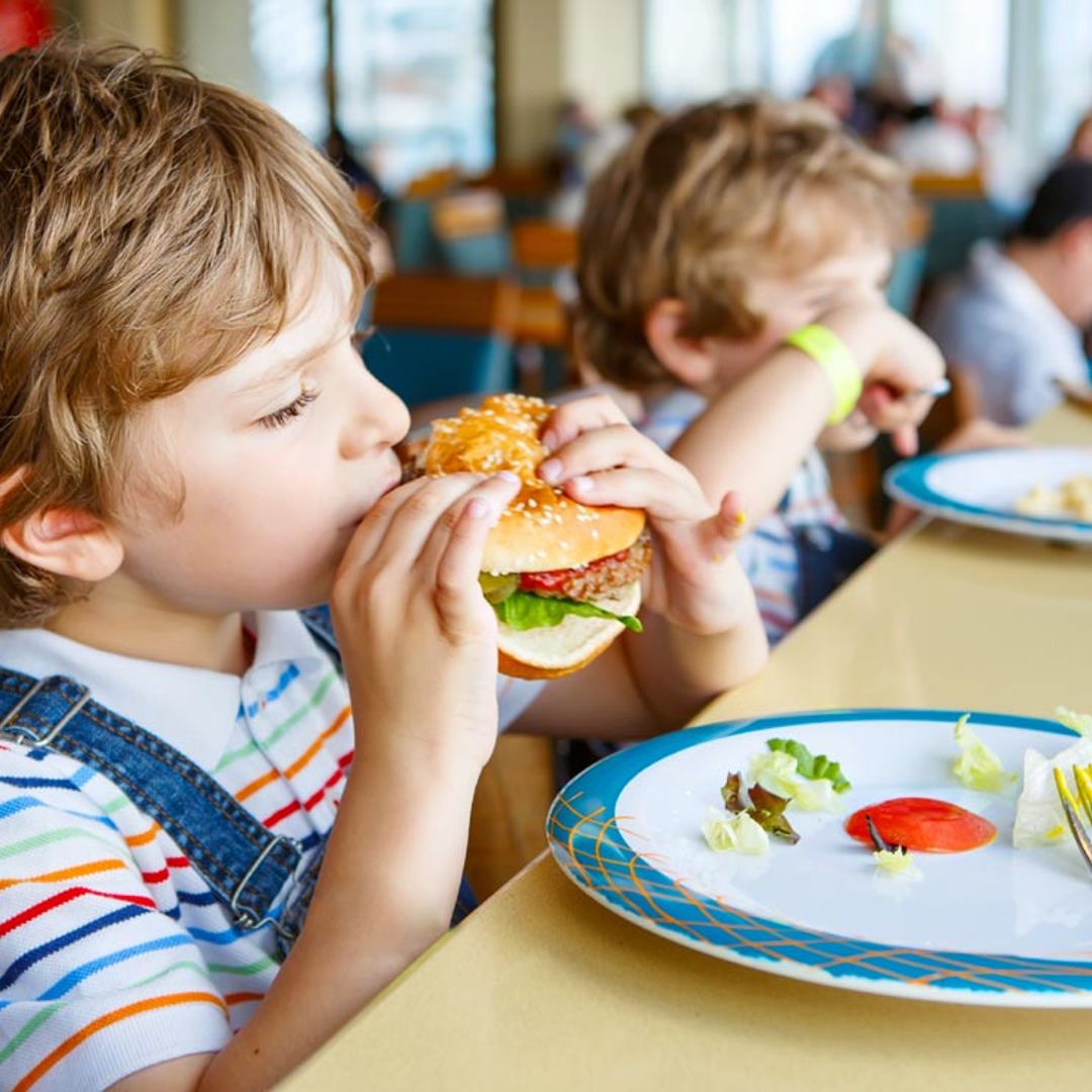 Donald Trump da la luz verde para que la comida basura vuelva a los comedores escolares