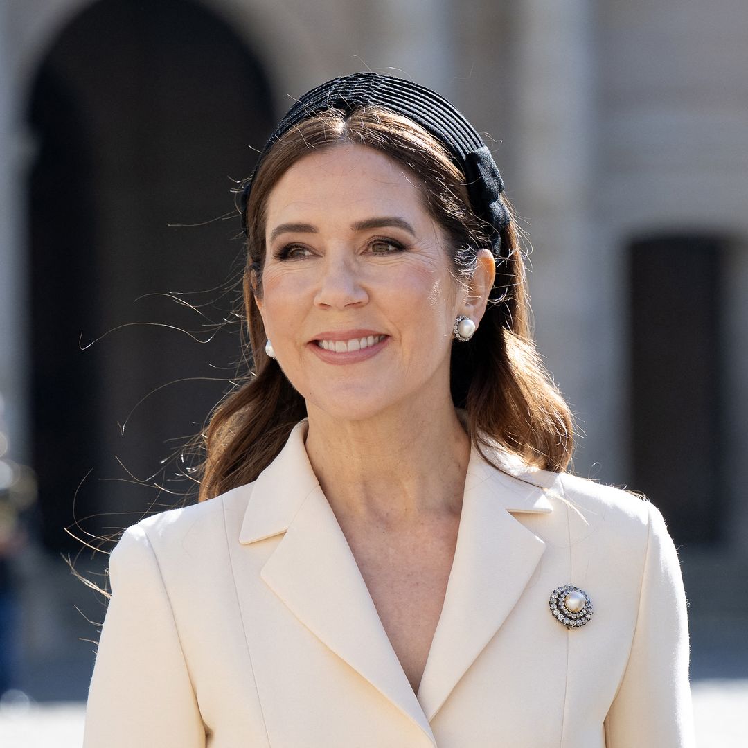 Mary de Dinamarca, con una chaqueta muy francesa en su cita con Brigitte Macron en París