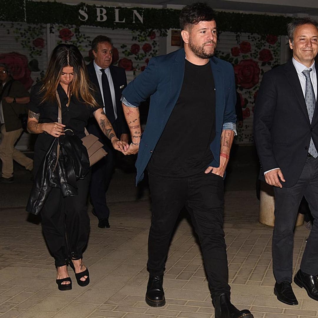 Pablo López y su novia se divierten en el cumpleaños sorpresa a Narcís Rebollo lleno de música y palabras de amor