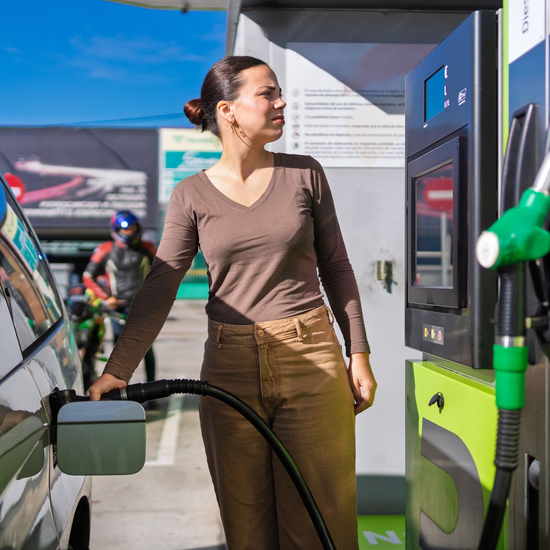 Por qué la gasolina no baja aunque se anuncien ayudas (y el motivo está en Europa)