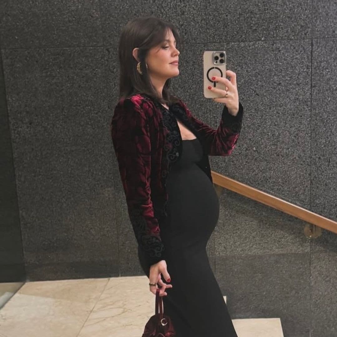 Isabelle Junot en clave navideña: el vestido negro infalible que querrás estas fiestas (embarazada o no)