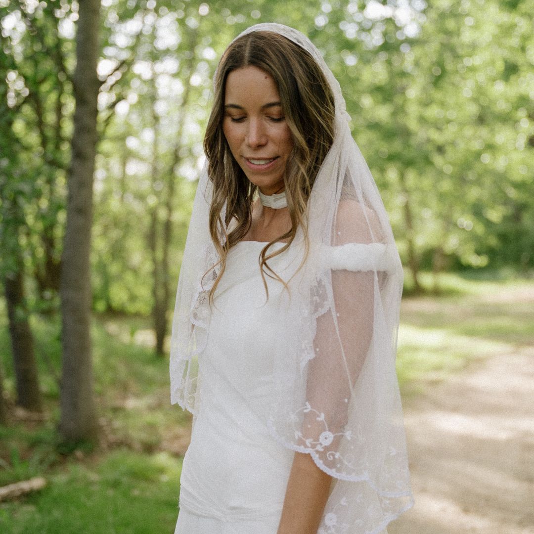 Esta novia experta en moda encontró su velo soñado 24 horas antes de su boda en Madrid: una pieza bordada del siglo XIX