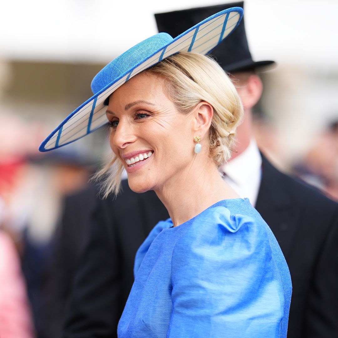 Zara Tindall reaparece de azul 'royal' con vestido de lino y un tocado impecable en la gran fiesta de jardín de Buckingham Palace