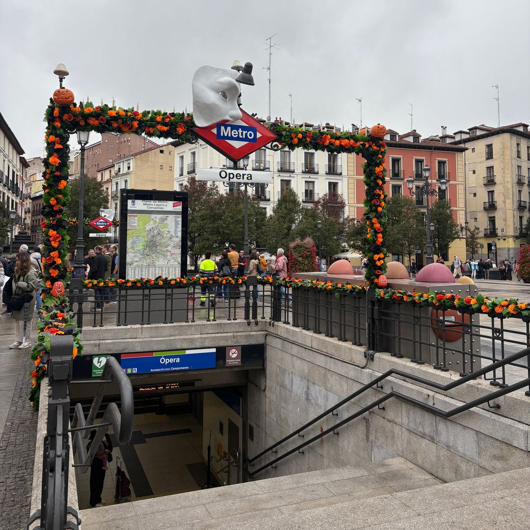 Estación de Ópera en Madrid por Halloween 2025