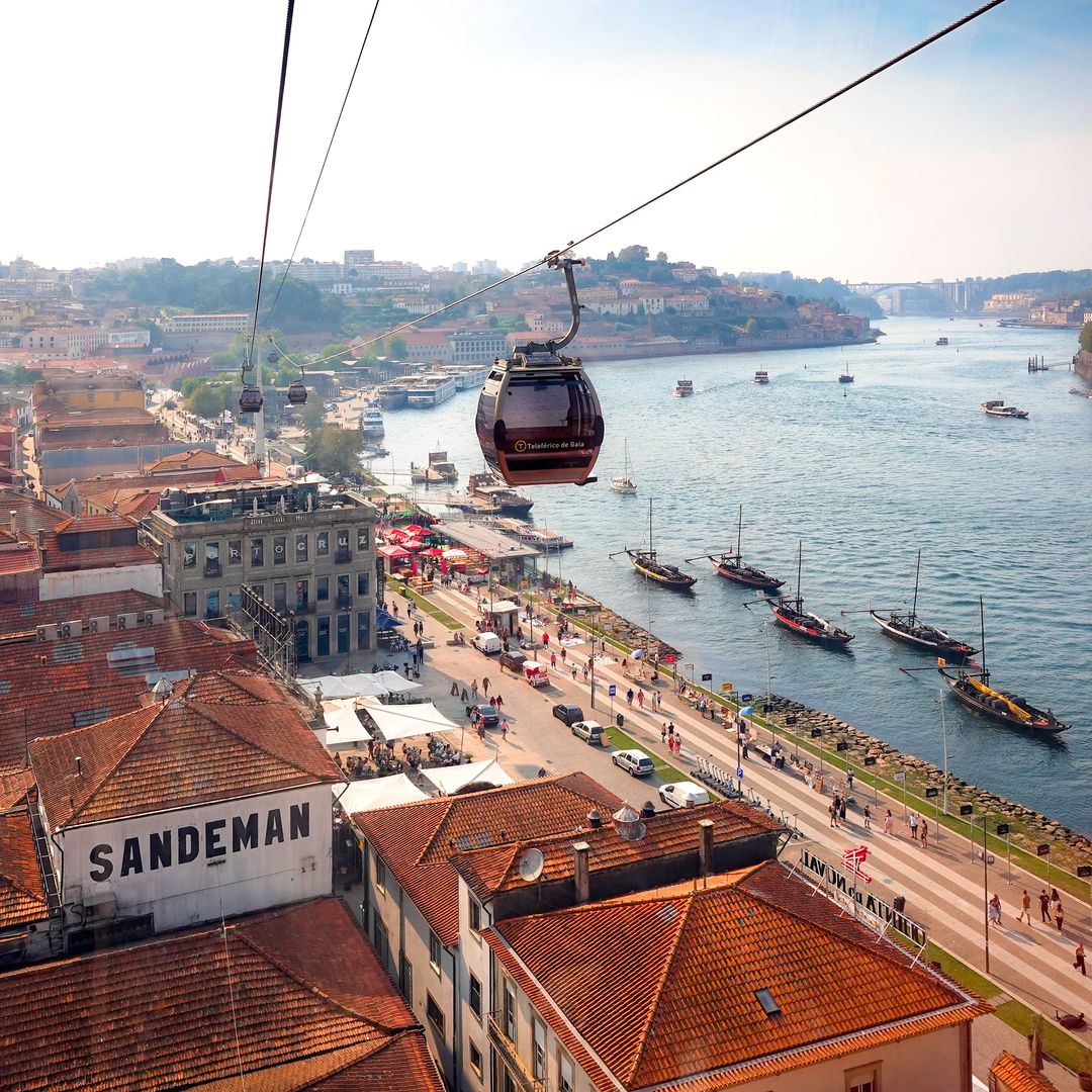 Panorámica de Vila Nova de Gaia, Douro y teleférico, Portugal