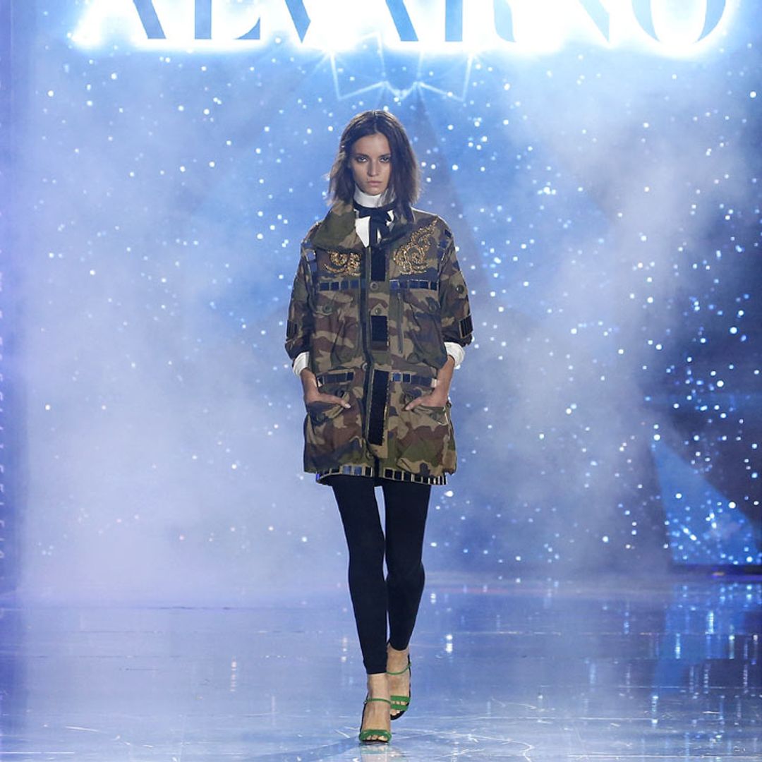 De una invitada en deportivas al recuerdo de Lagerfeld: el innovador 'crucero' de Alvarno