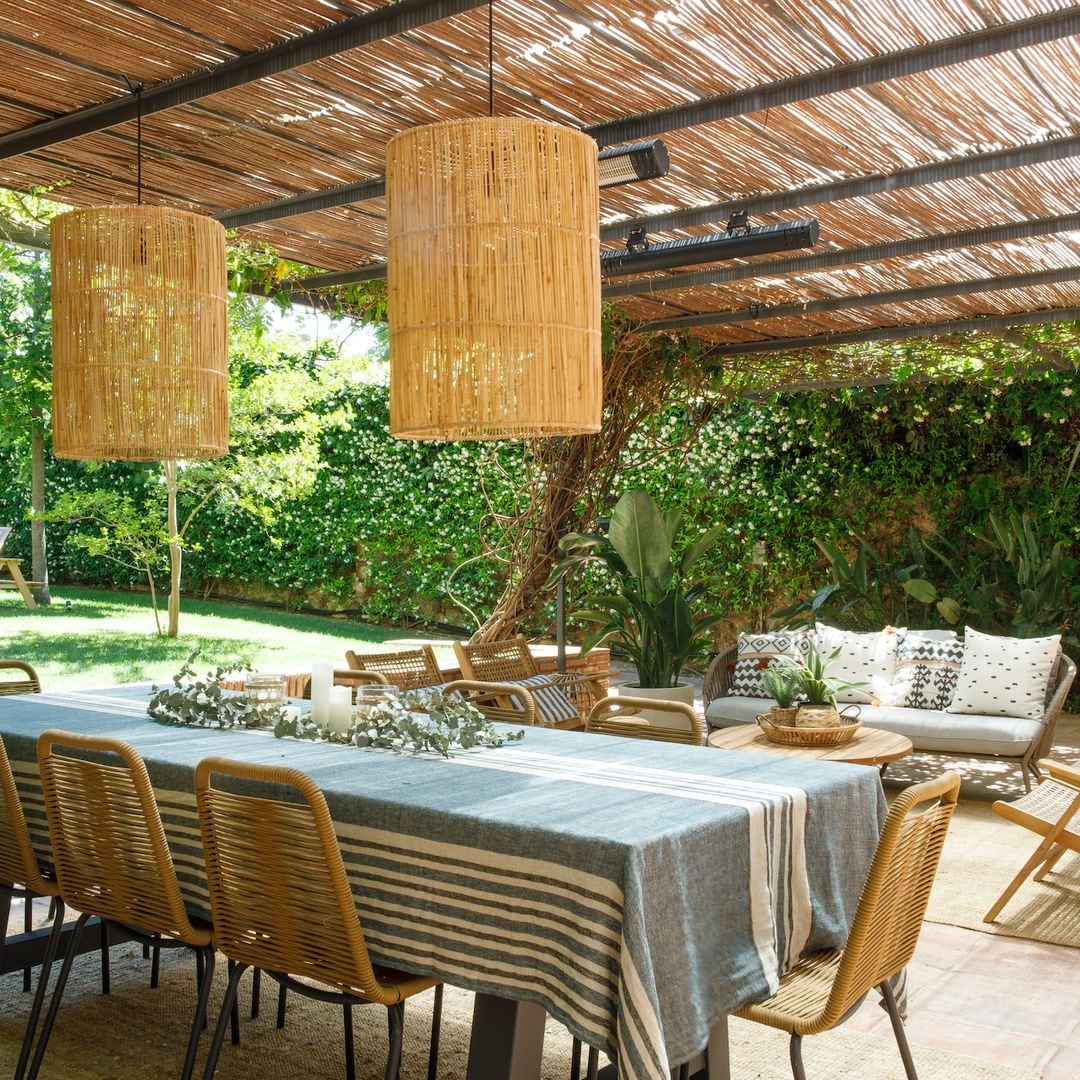 Ni el sol te dejará sin sombra, ni el calor sin confort: así puedes transformar la terraza o jardín en tu oasis exterior