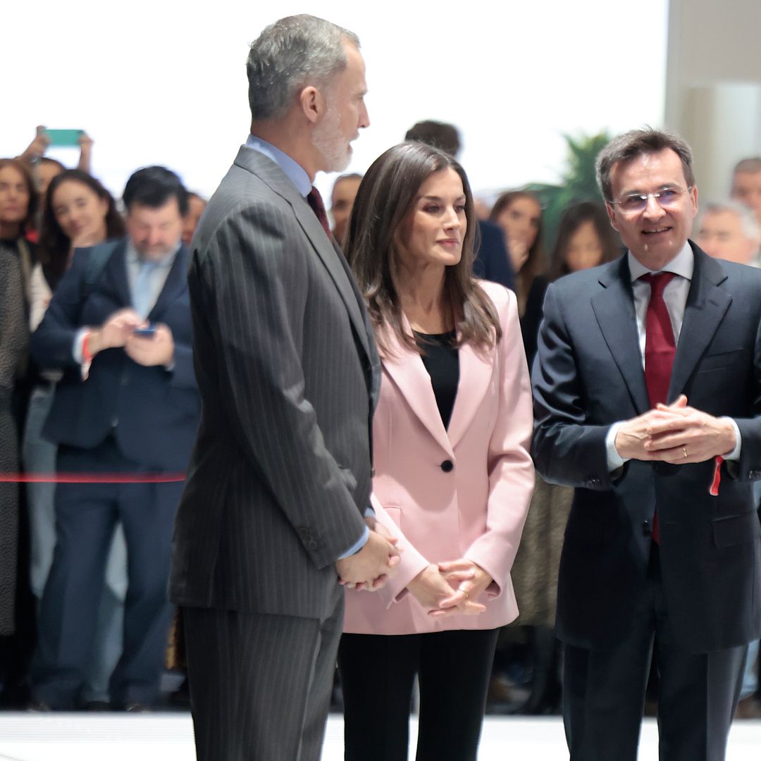La Reina apuesta por un look 'con chaqueta de Zara que rompe tradiciones