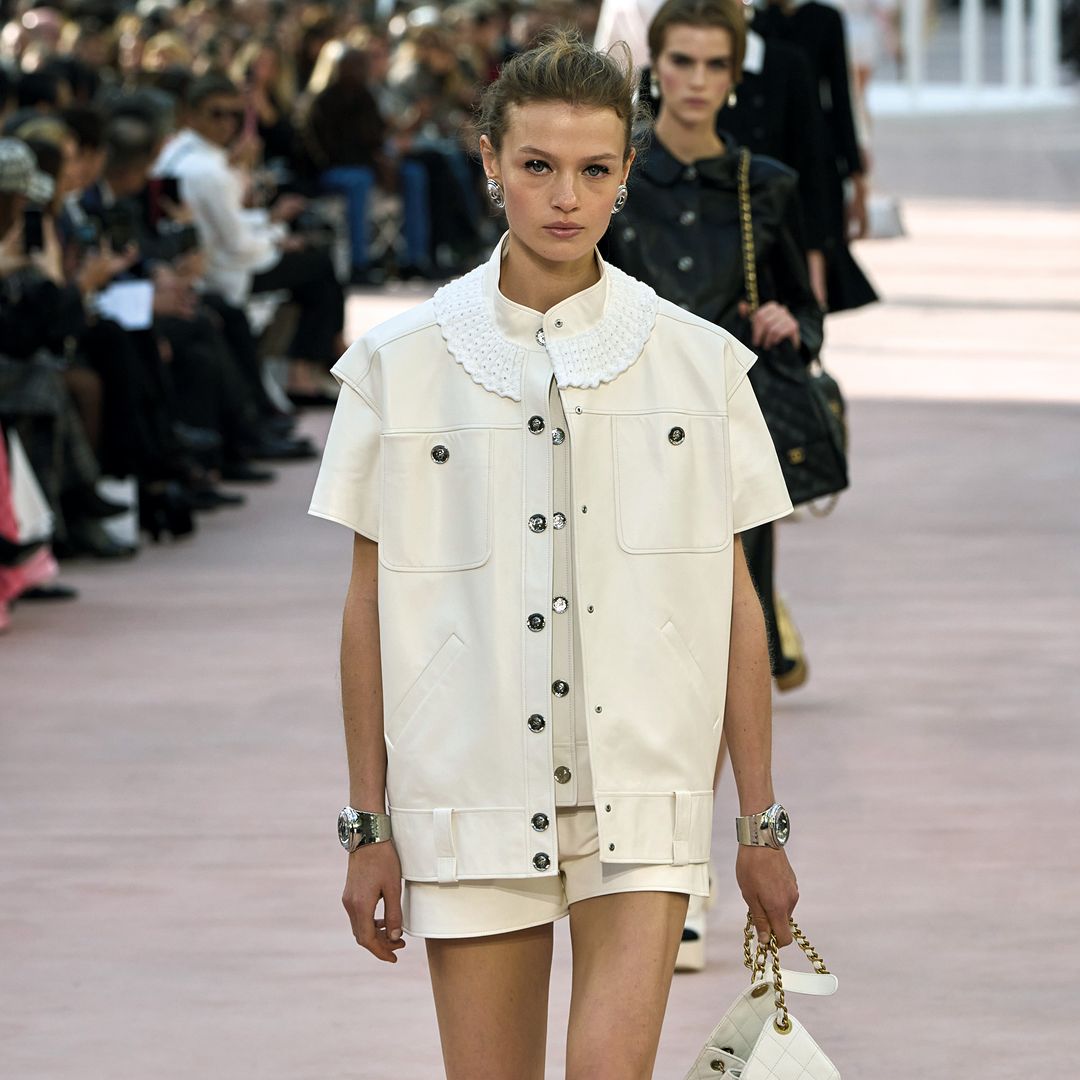Así se consigue el conjunto blanco perfecto para verano sin caer en lo aburrido