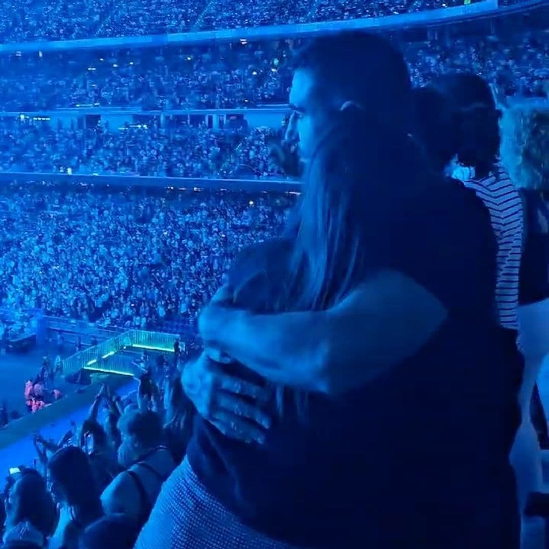 Miguel Ángel Silvestre y su novia, Rebeca Toribio, en el concierto de Manuel Carrasco en junio de 2024