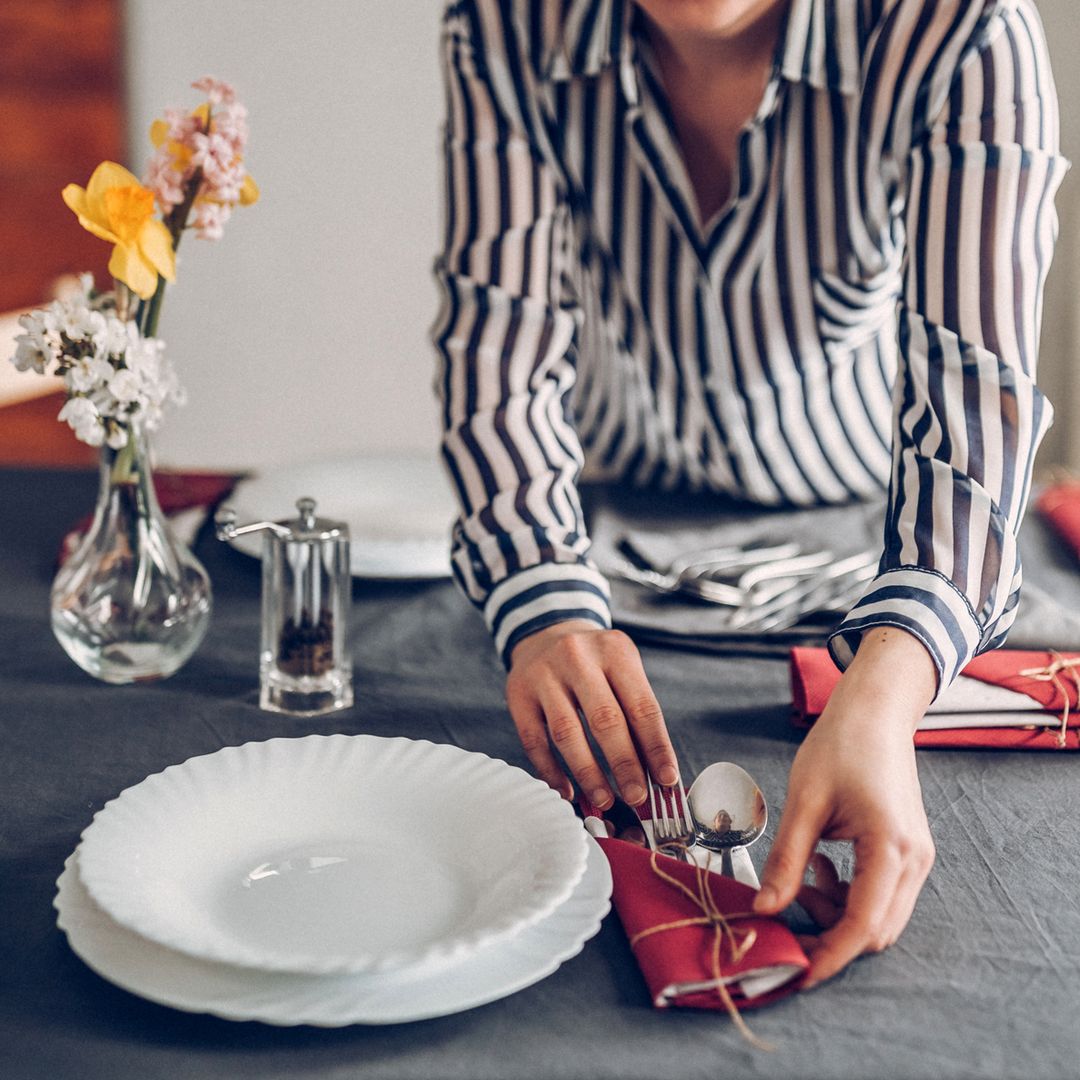 La psicología dice que las personas que ordenan los cubiertos antes de comer no necesitan controlarlo todo, sino que es un hábito que genera bienestar