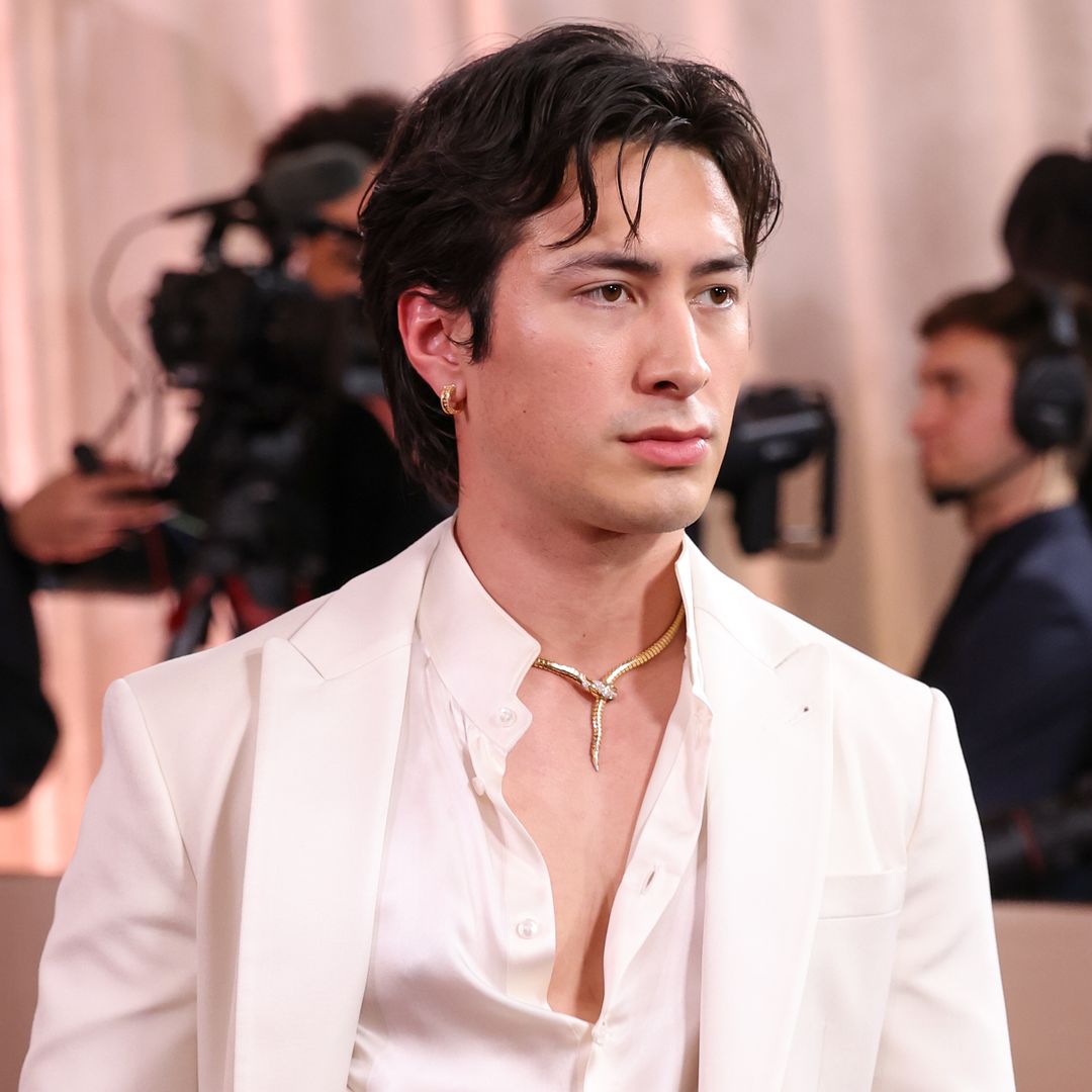 Hudson Williams revela su rutina de 'skincare' paso a paso
