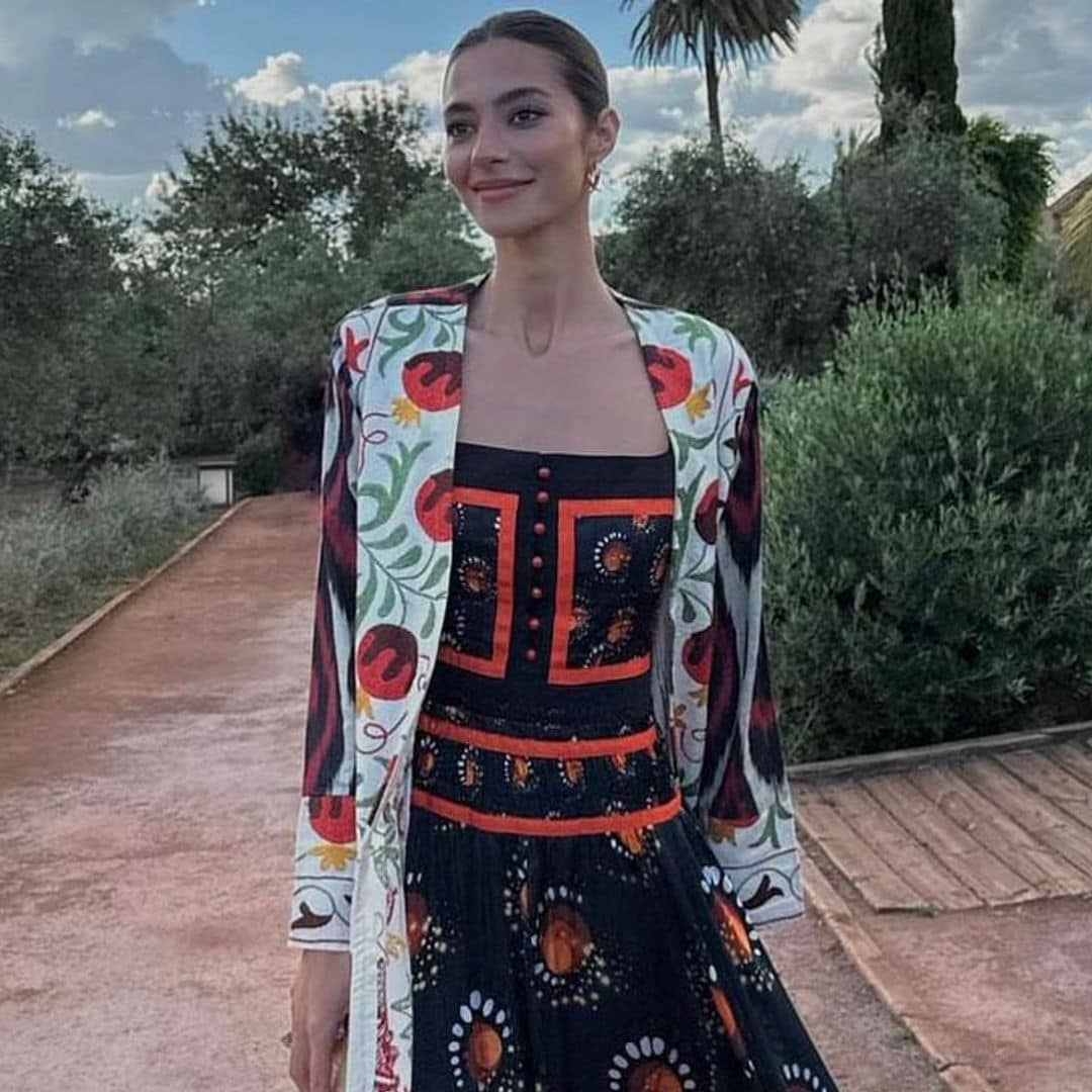 Rocío Crusset, la invitada ideal con un ‘total look’ estampado que adorarán las amantes de la moda artesana