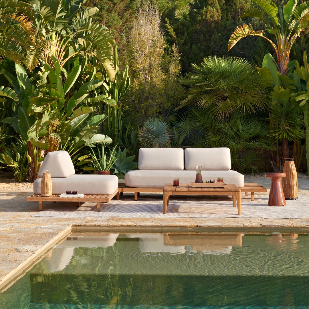 Cómo diseñar el entorno de la piscina: suelos, tumbonas, sombrillas y plantas que funcionan