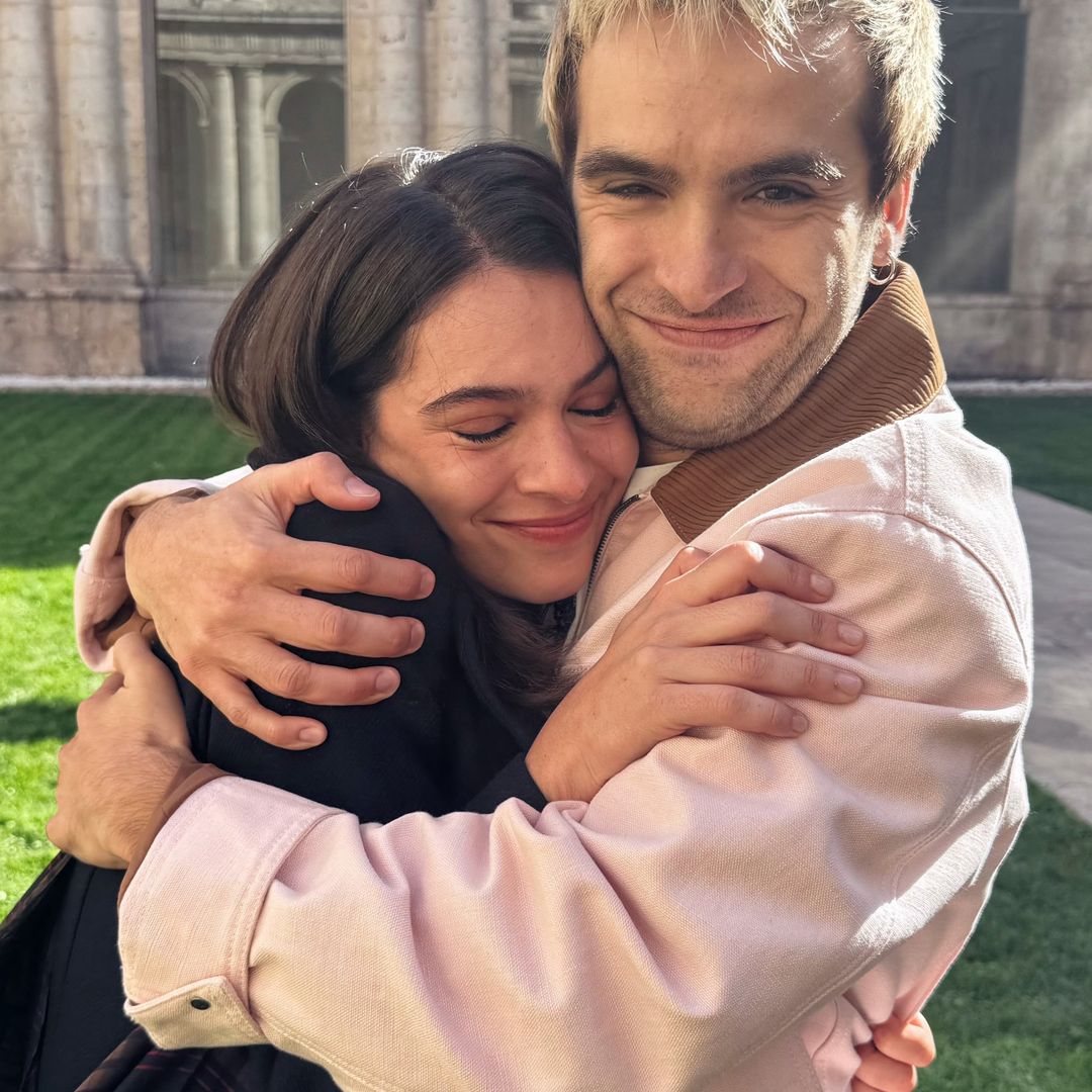 Ricardo Gómez abraza a Claudia Traisac, protagonista de su primera película como director, 'Una familia'