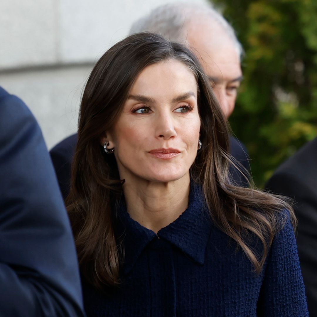 La reina Letizia, sofisticación serena con un traje de 'tweed' azul 'royal' en el Congreso de los Diputados de Madrid