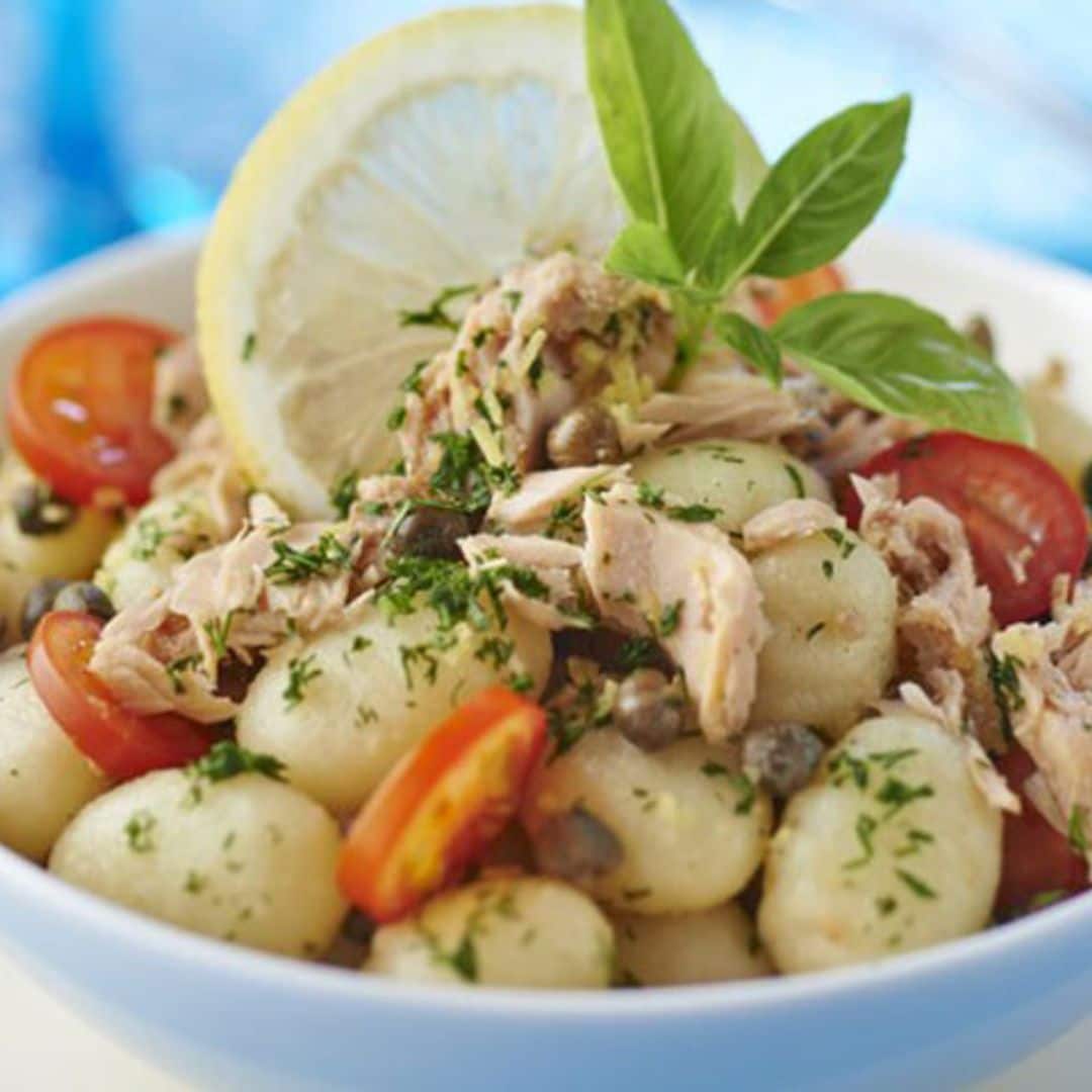 Ñoquis en ensalada con atún y tomate